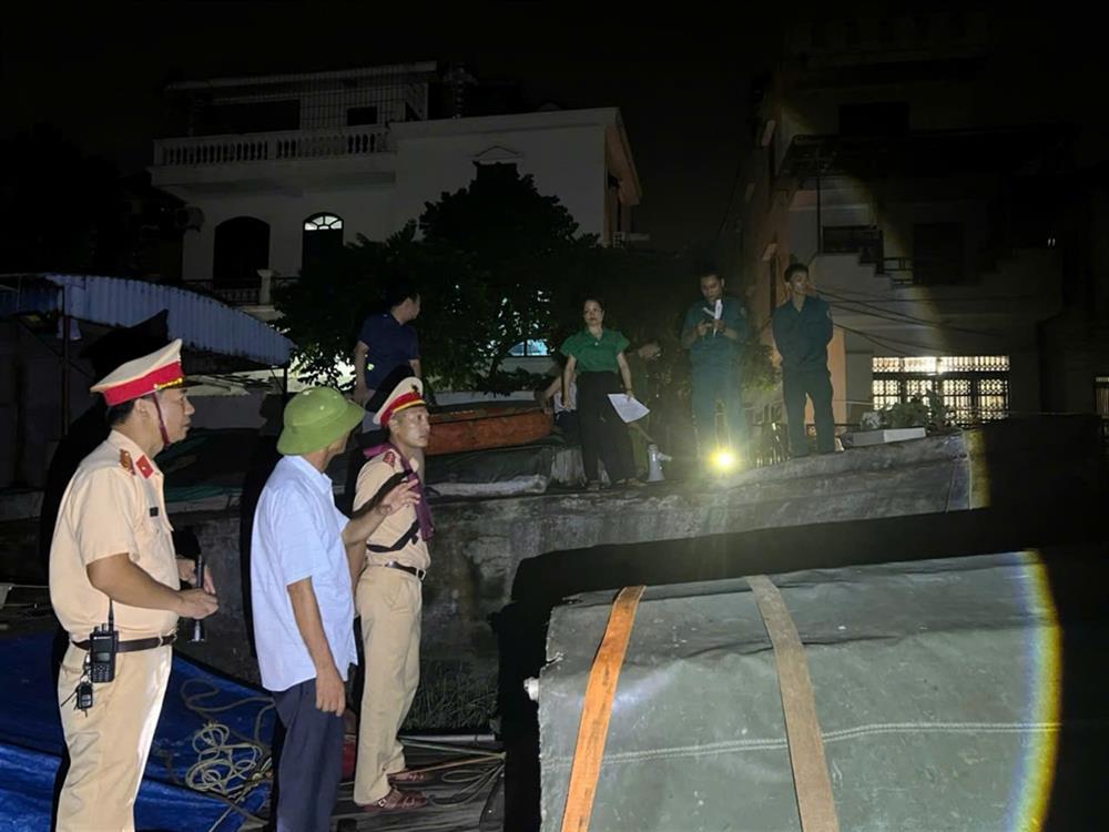 Đội Cảnh sát giao thông trật tự, Công an phường Minh Khai (Công an quận Hồng Bàng), Trạm CSGT Máy Chỉ (Phòng Cảnh sát giao thông) cùng chính quyền phường tổ chức vận động và cưỡng chế đưa toàn bộ dân sinh sống trên thuyền lên bờ tránh bão.